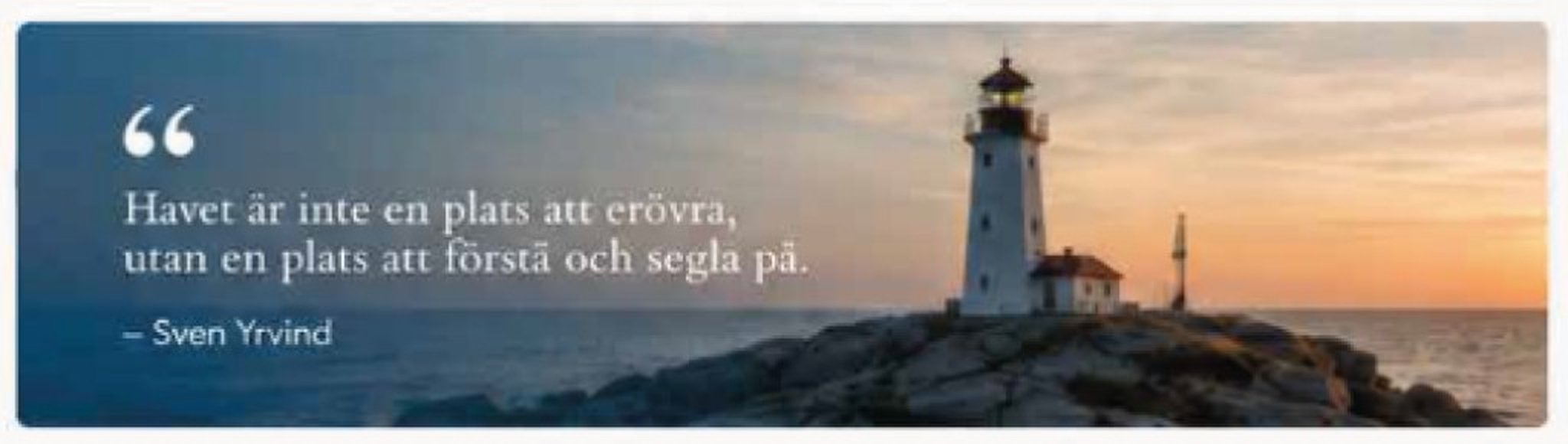 Fyr vid havet i solnedgång